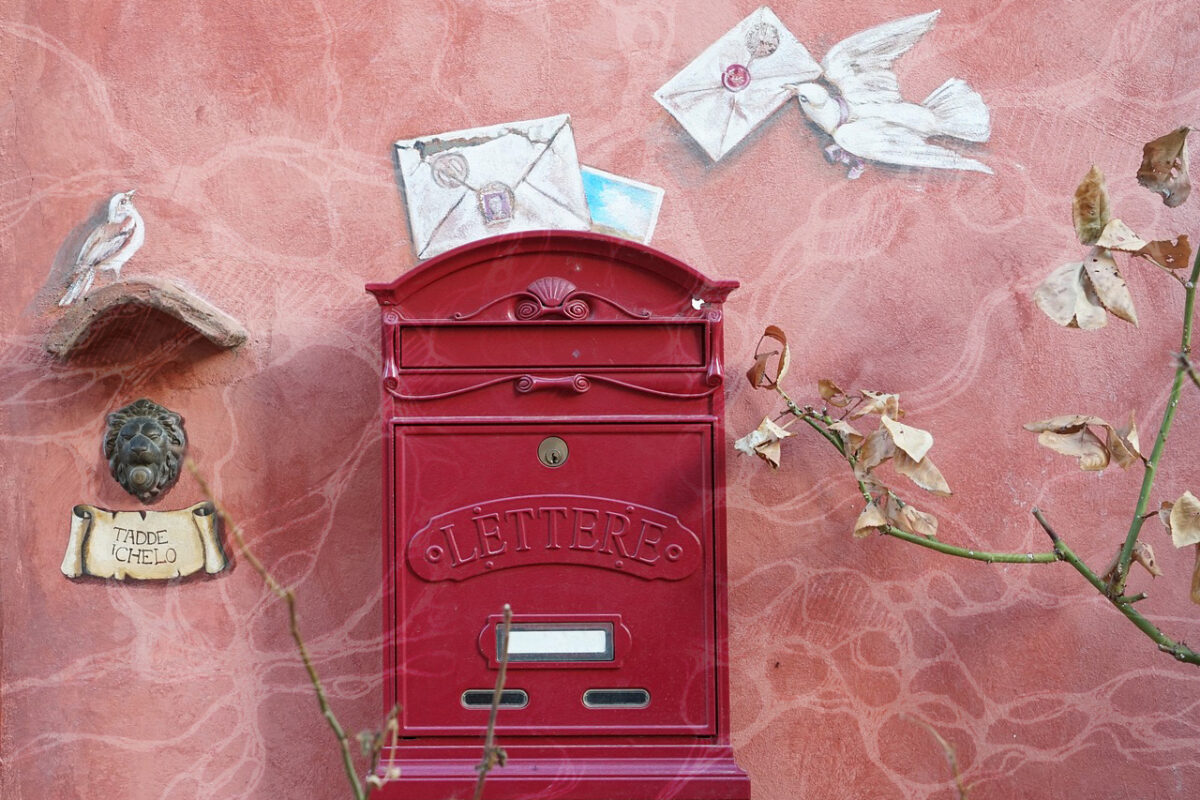 Briefkasten und Tauben