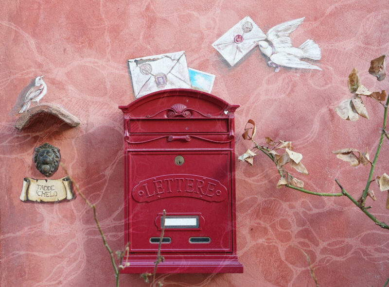 Briefkasten und Tauben